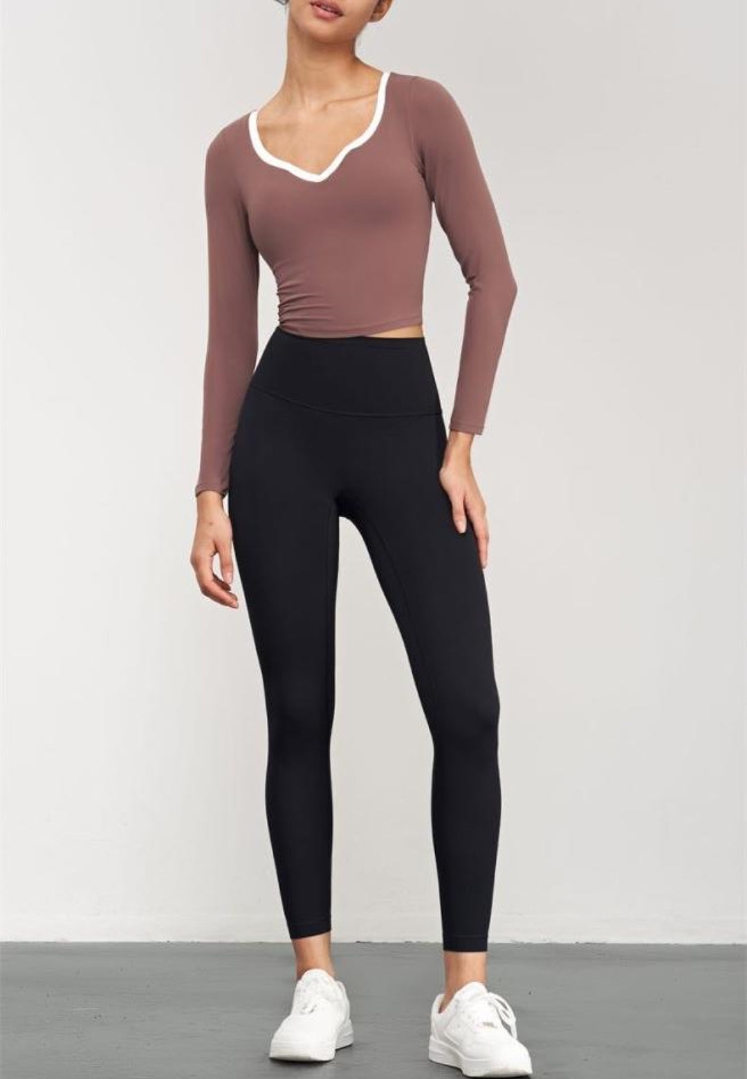 Blusa con escote en forma de corazón y ribete en contraste