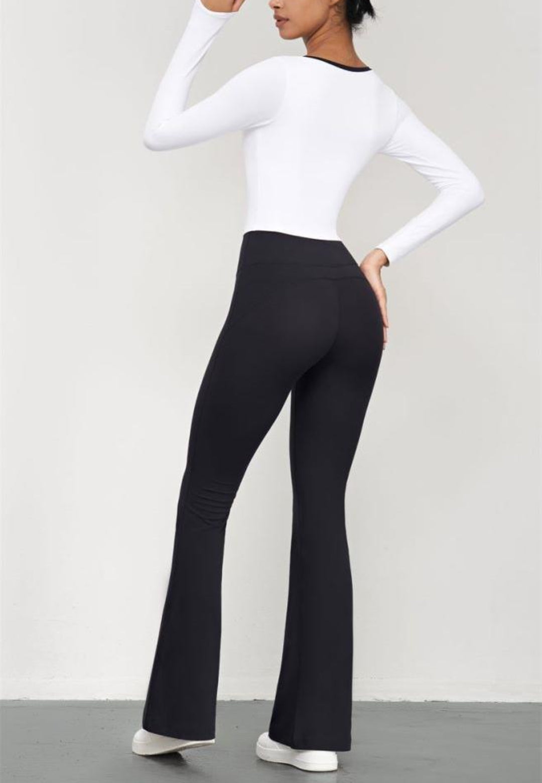 Blusa con escote en forma de corazón y ribete en contraste