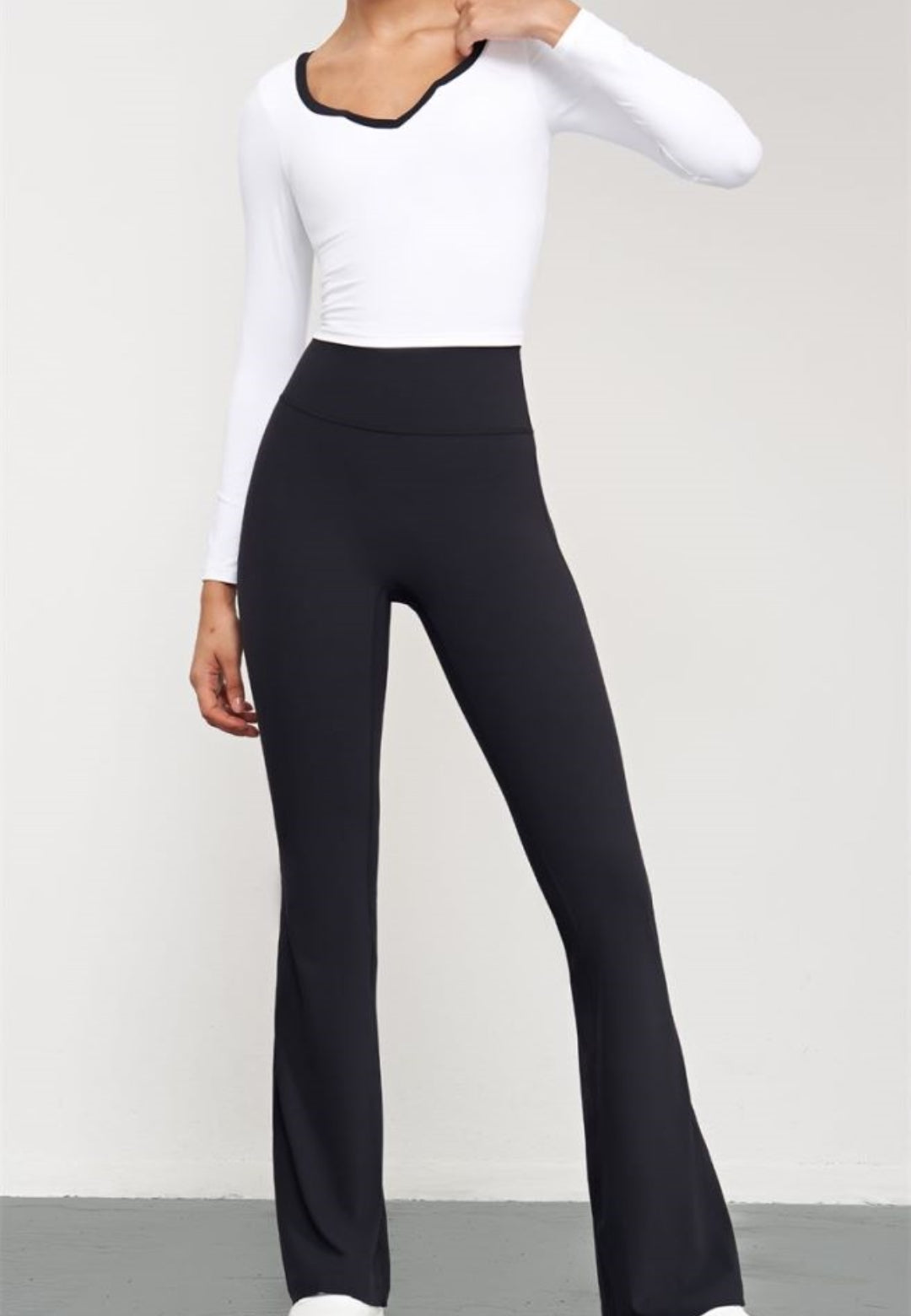 Blusa con escote en forma de corazón y ribete en contraste