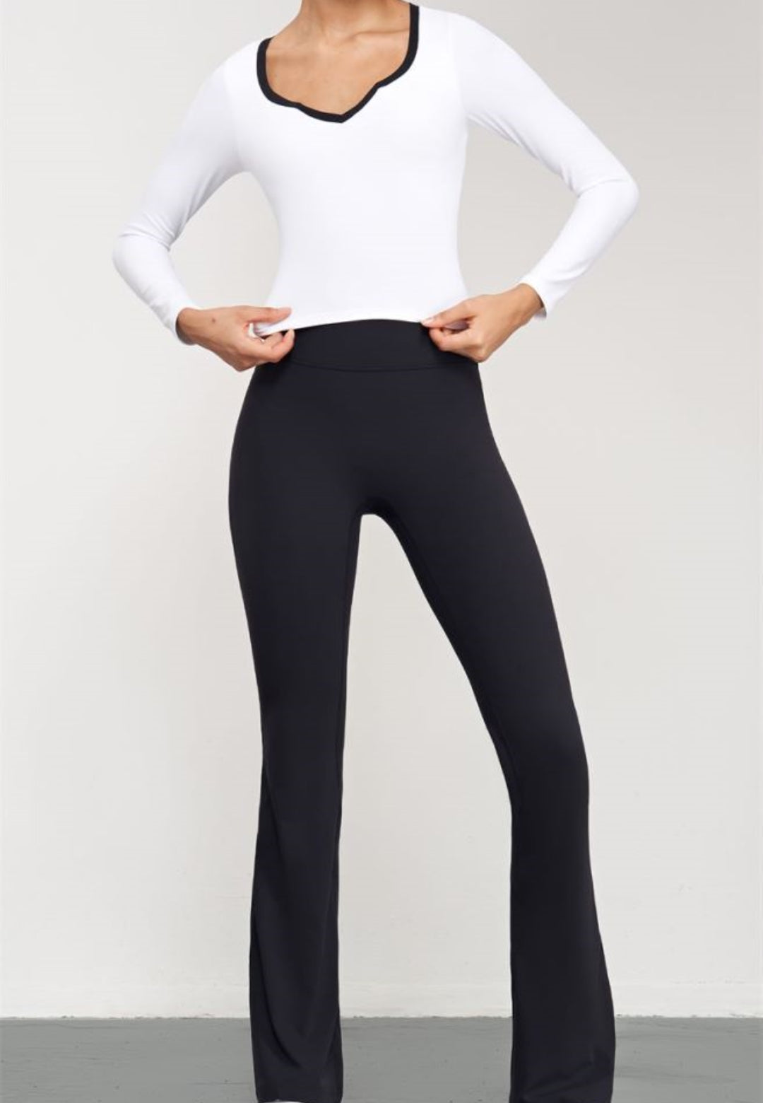 Blusa con escote en forma de corazón y ribete en contraste