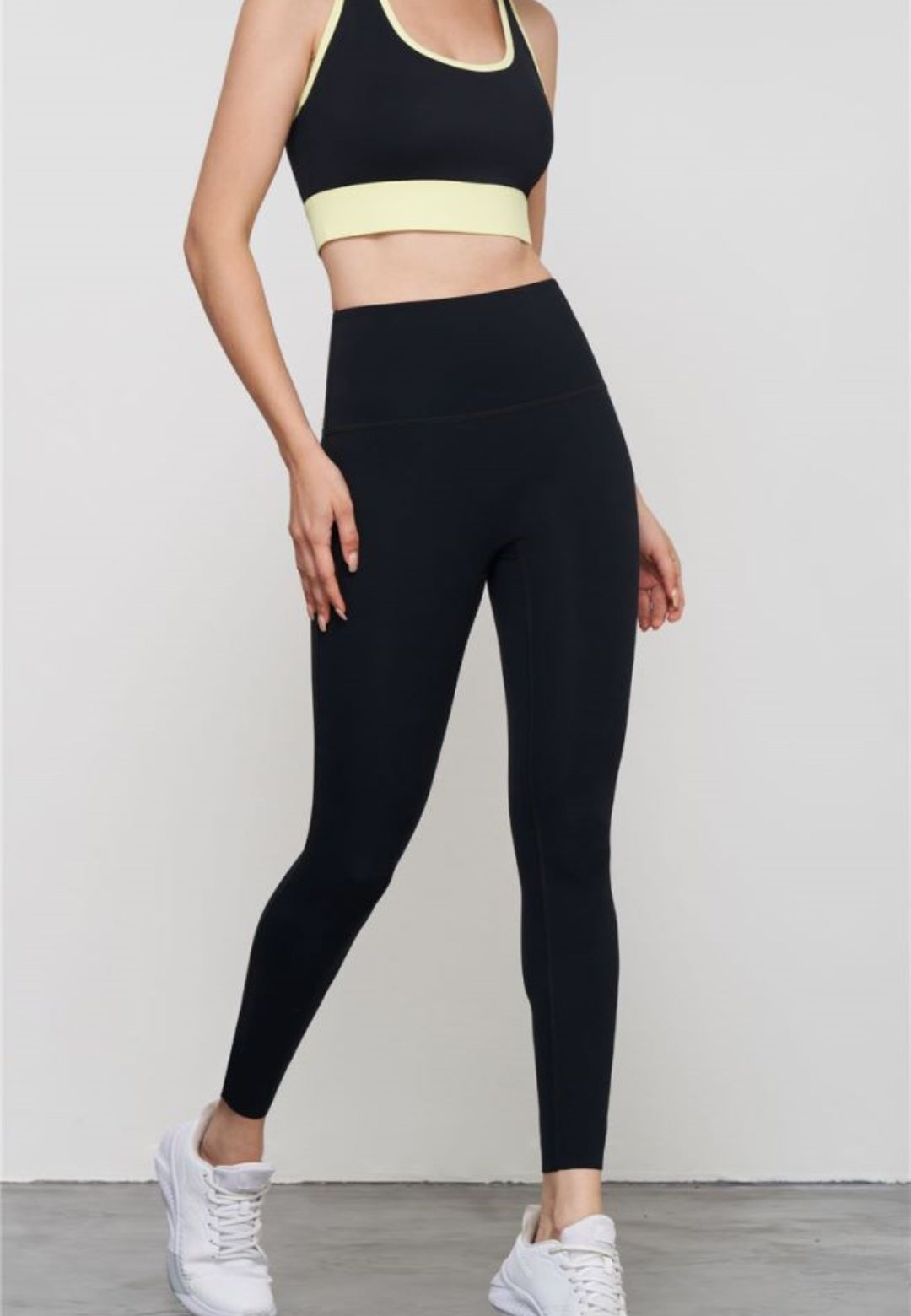 Sujetador deportivo con espalda de nadadora y cortes