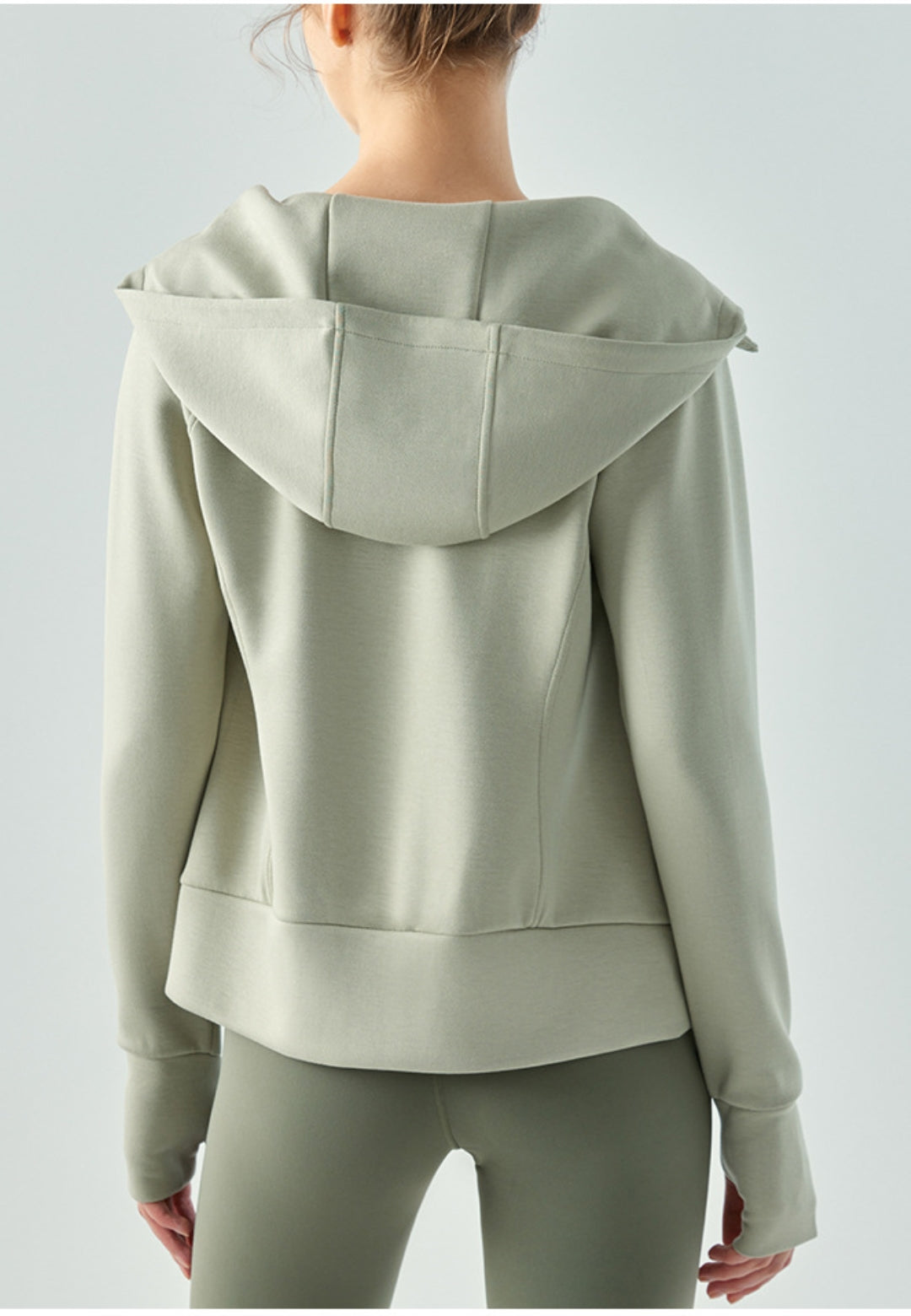 Chaqueta deportiva con capucha, cremallera y manga larga holgada