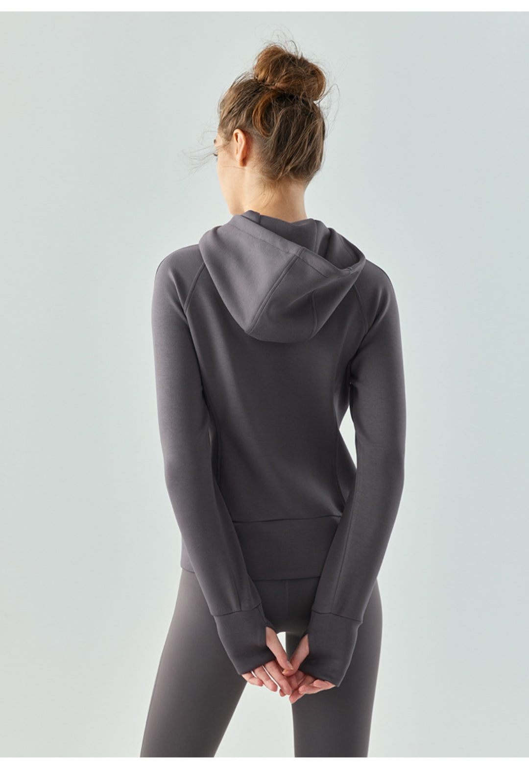 Chaqueta deportiva con capucha, cremallera y manga larga holgada