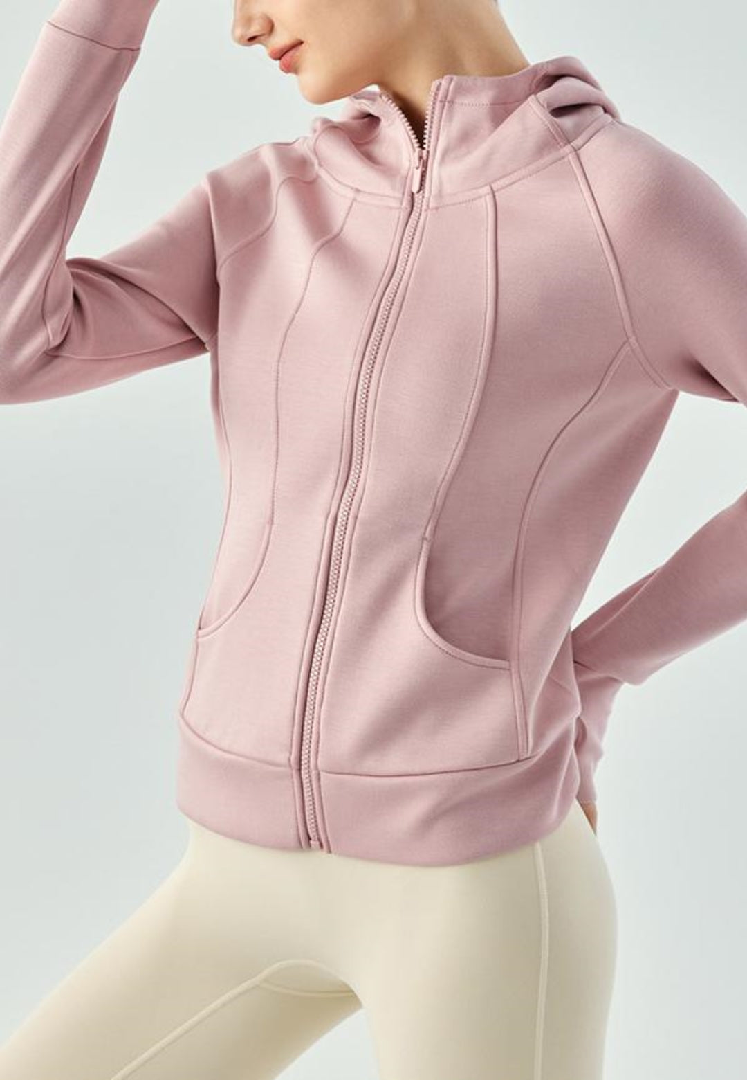 Chaqueta deportiva con capucha, cremallera y manga larga holgada