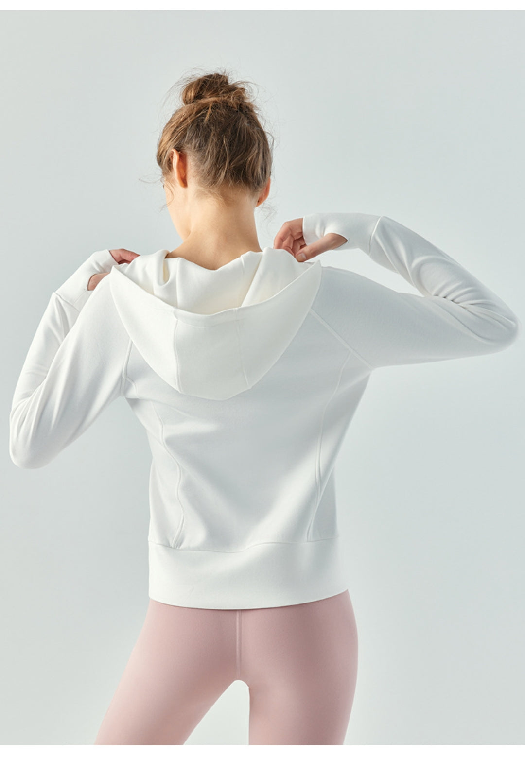 Chaqueta deportiva con capucha, cremallera y manga larga holgada