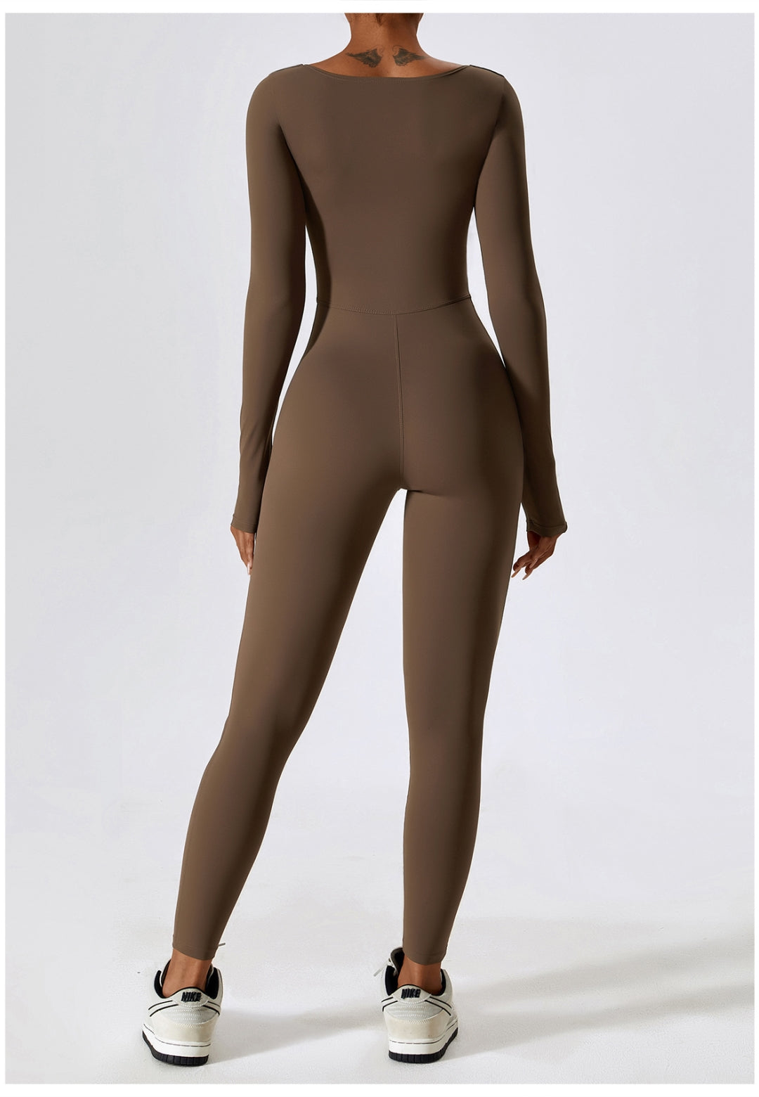 Mono de cuello cuadrado