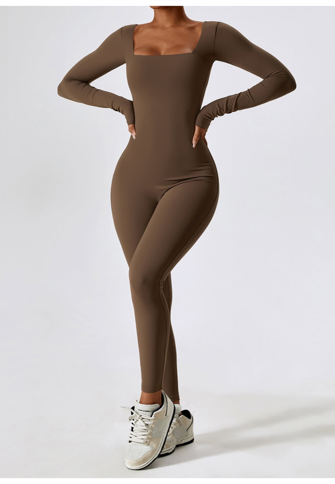 Mono de cuello cuadrado