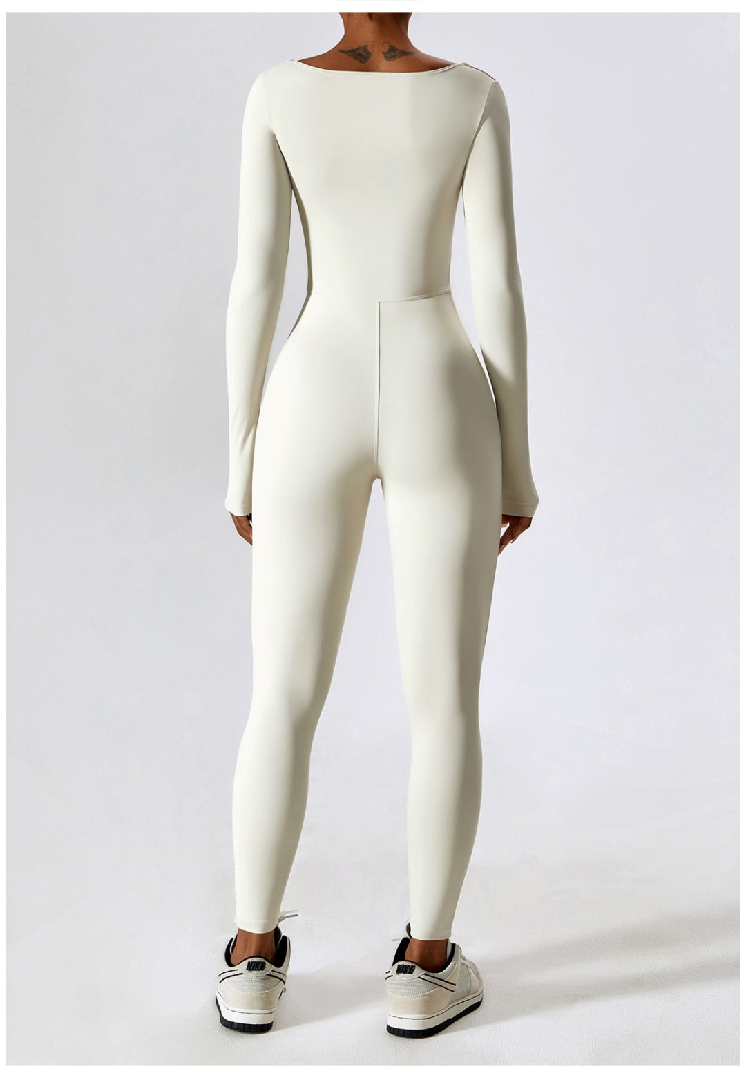 Mono de cuello cuadrado