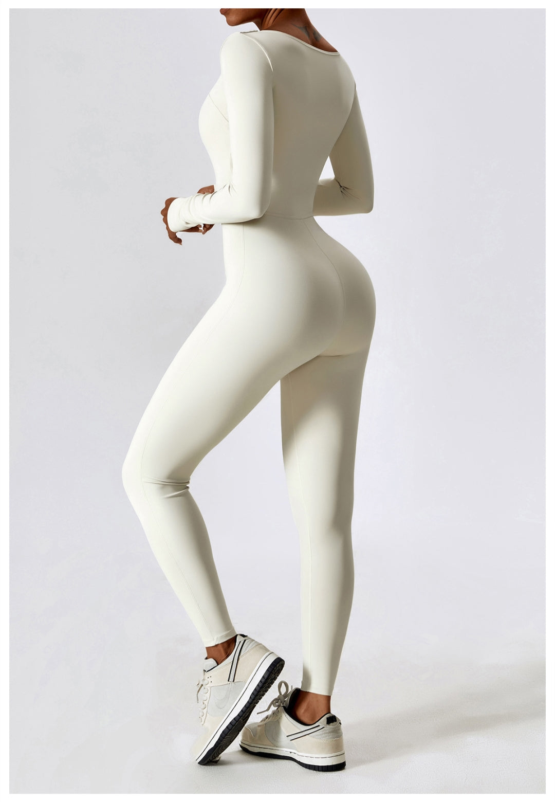 Mono de cuello cuadrado