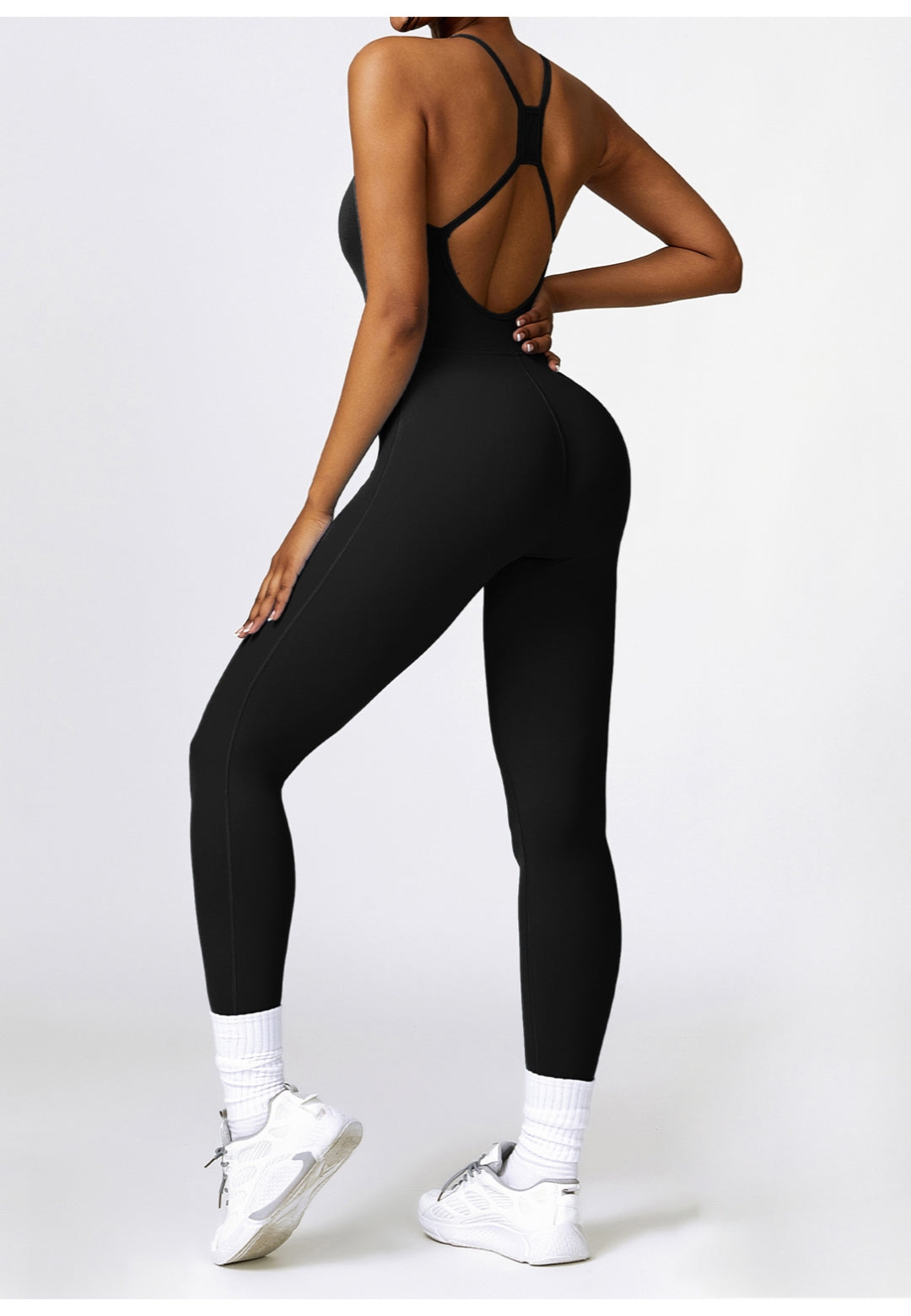 Mono enterizo con espalda cruzada y aberturas