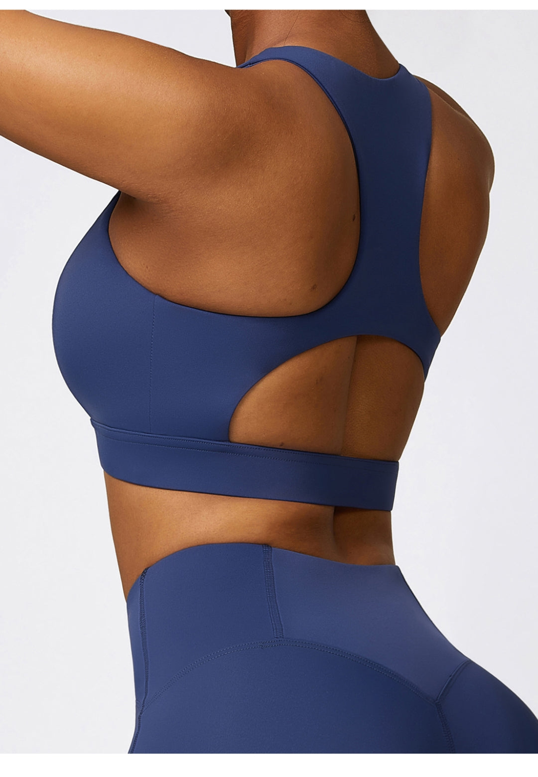 Sujetador deportivo con espalda cruzada y abertura en la espalda