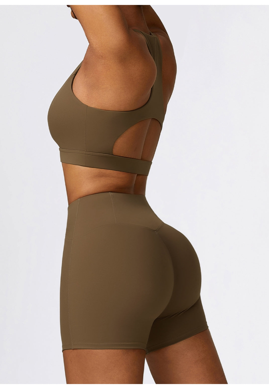 Sujetador deportivo con espalda cruzada y abertura en la espalda