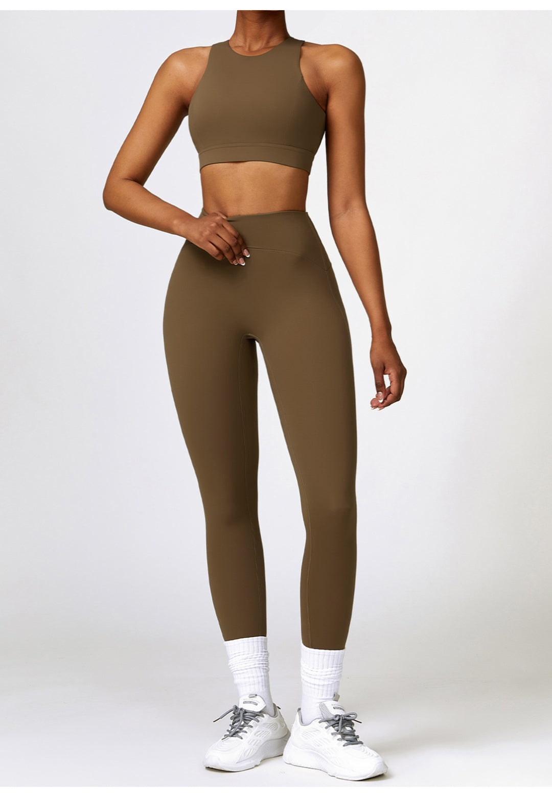 Sujetador deportivo con espalda cruzada y abertura en la espalda