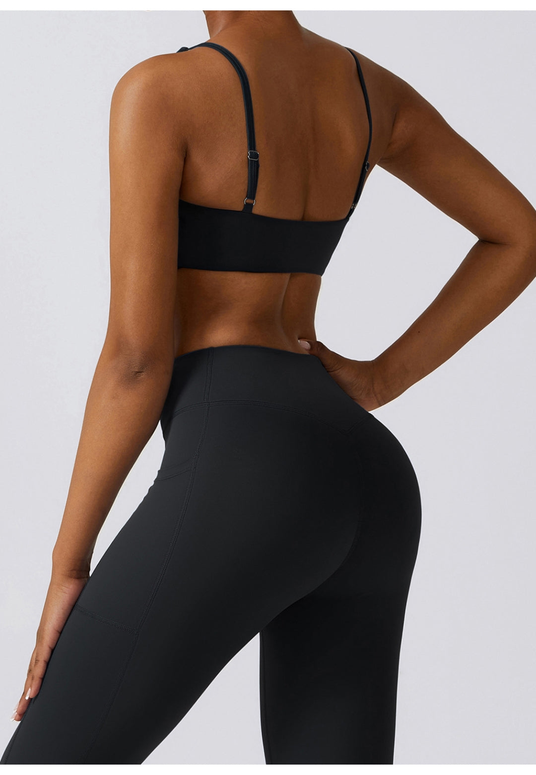 Sujetador deportivo con escote pronunciado y parte delantera torcida