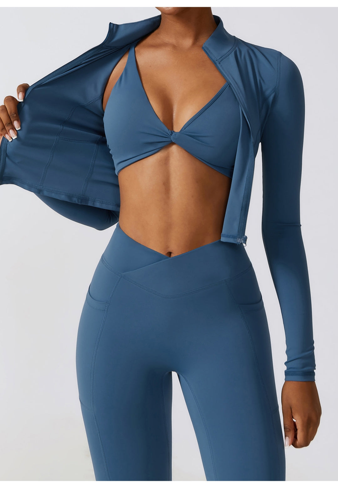 Sujetador deportivo con escote pronunciado y parte delantera torcida