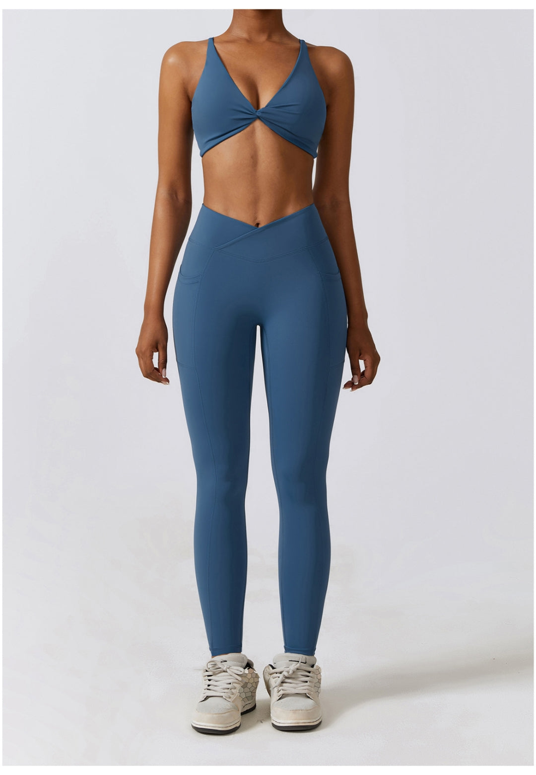 Sujetador deportivo con escote pronunciado y parte delantera torcida