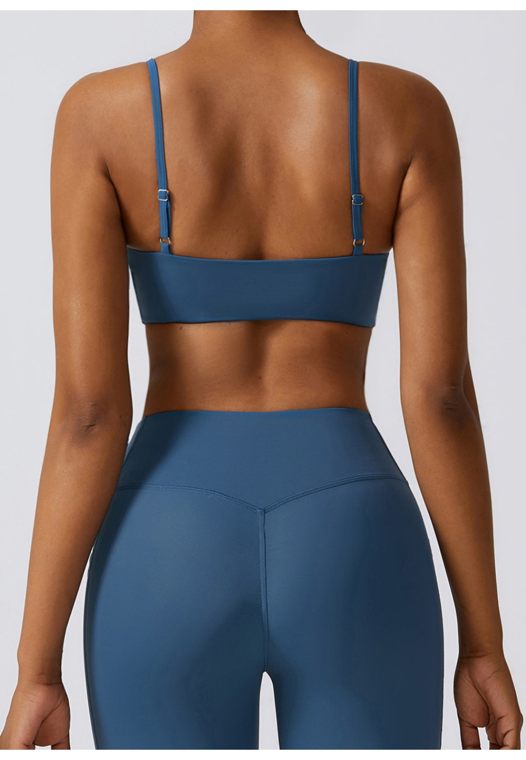 Sujetador deportivo con escote pronunciado y parte delantera torcida