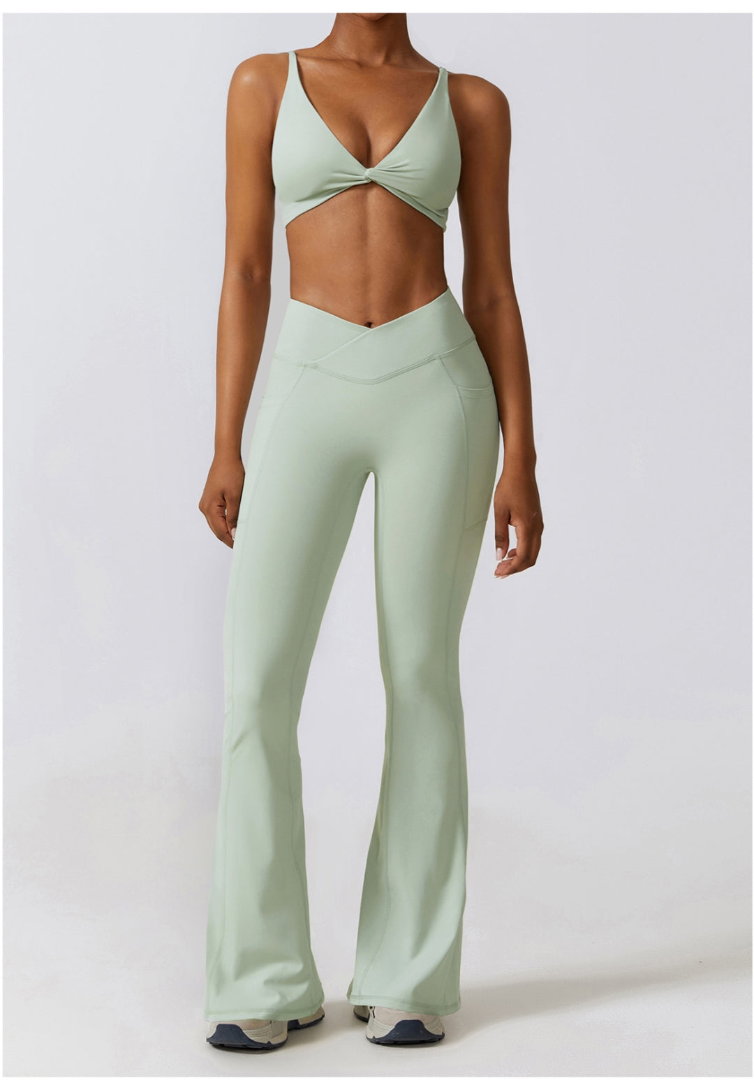 Sujetador deportivo con escote pronunciado y parte delantera torcida