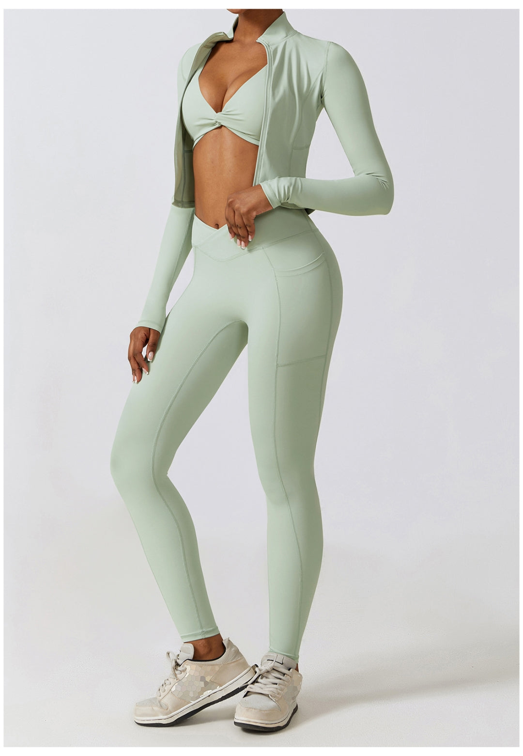 Sujetador deportivo con escote pronunciado y parte delantera torcida