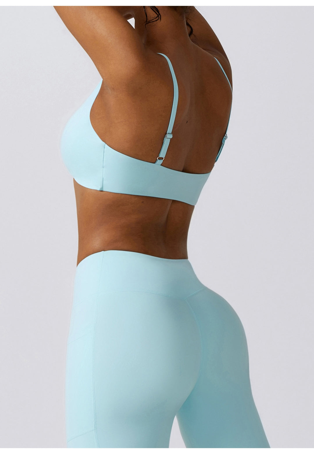 Sujetador deportivo con escote pronunciado y parte delantera torcida