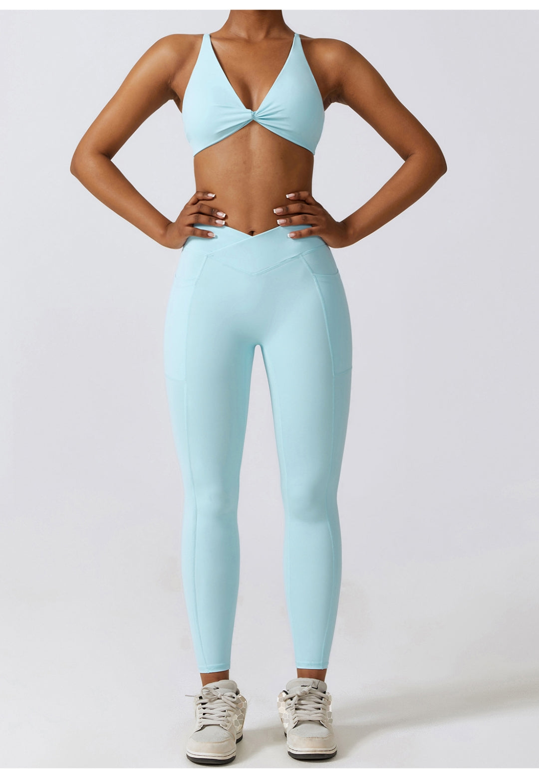 Sujetador deportivo con escote pronunciado y parte delantera torcida