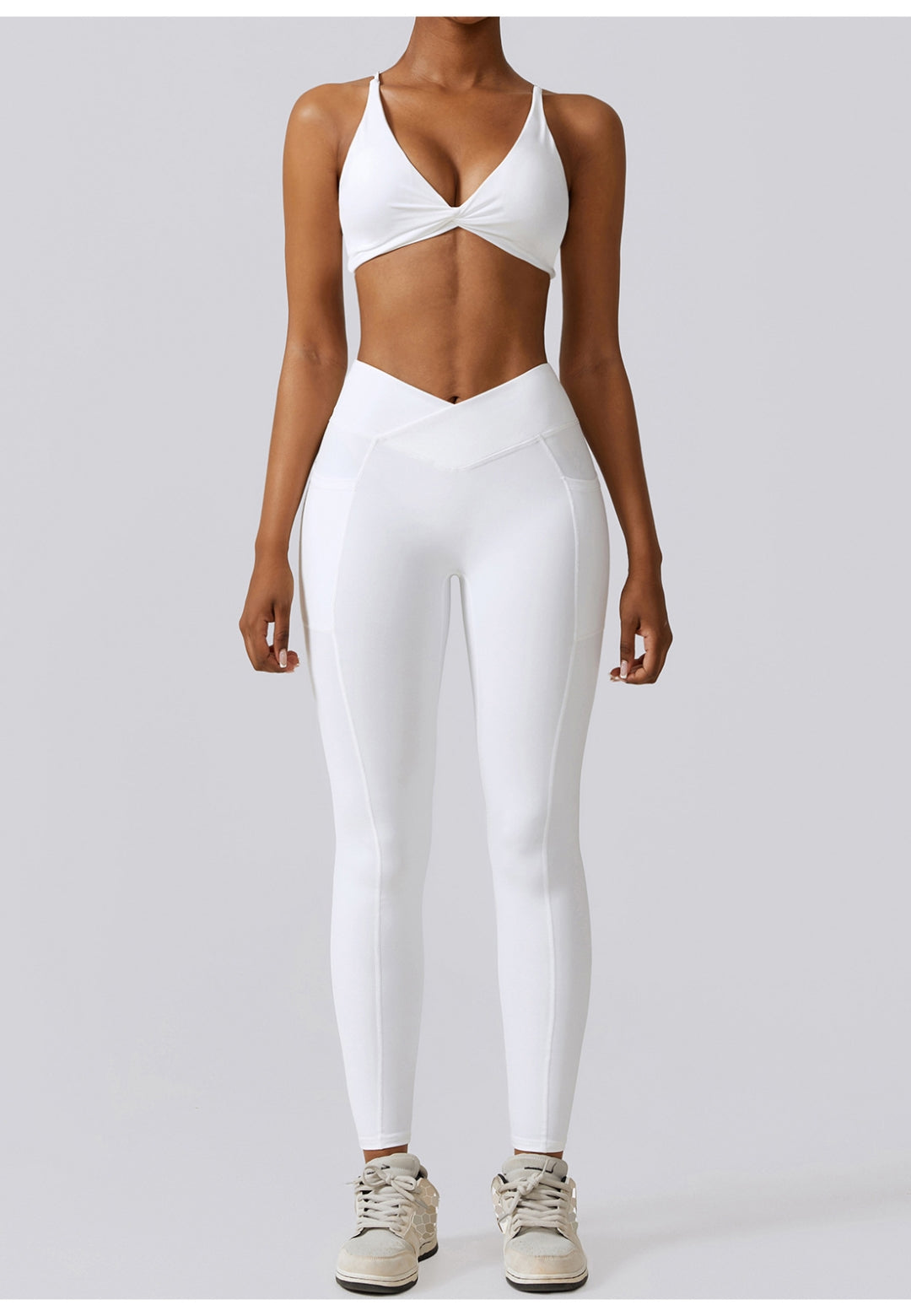 Sujetador deportivo con escote pronunciado y parte delantera torcida