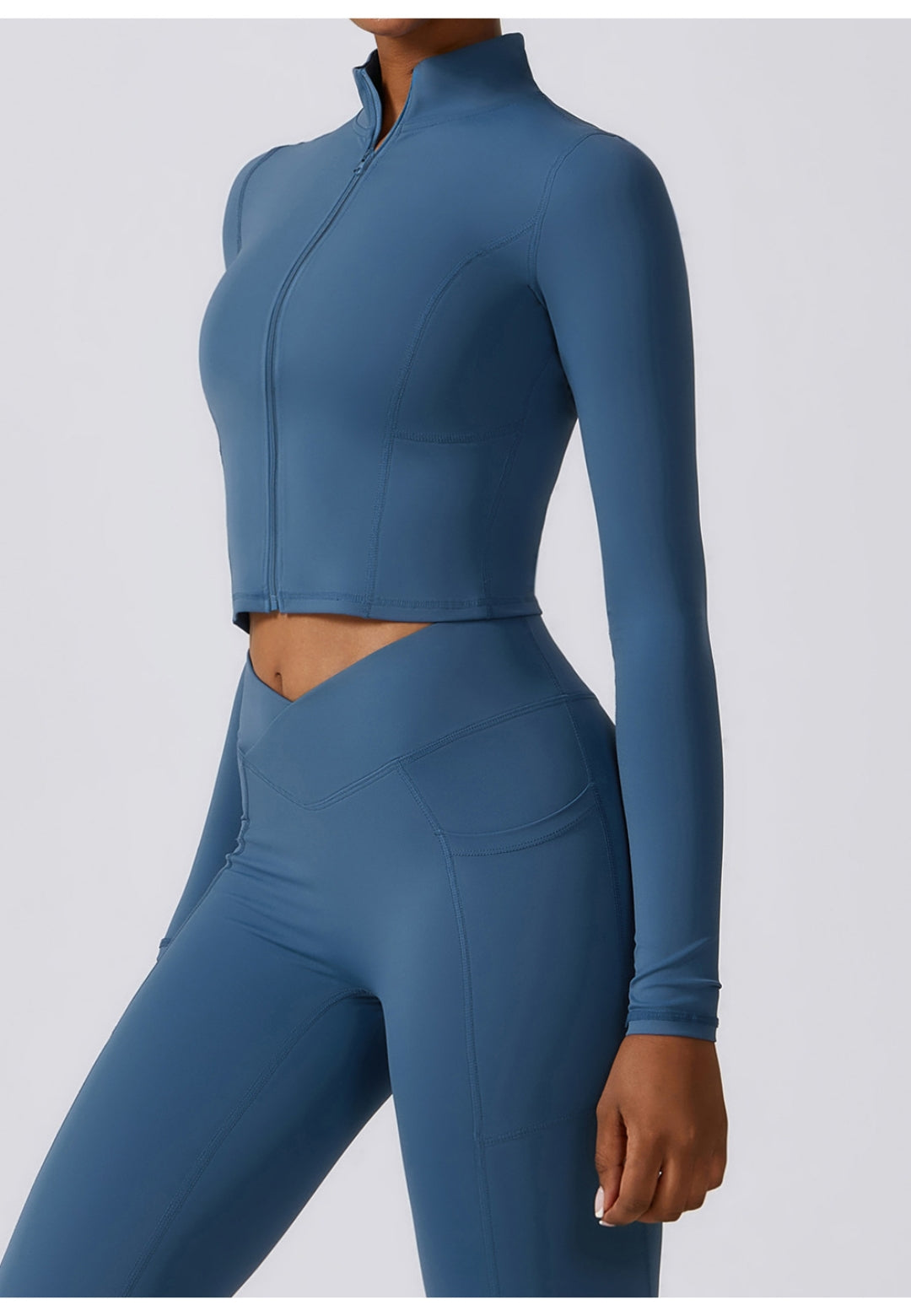 Chaqueta deportiva con cuello alto y cremallera