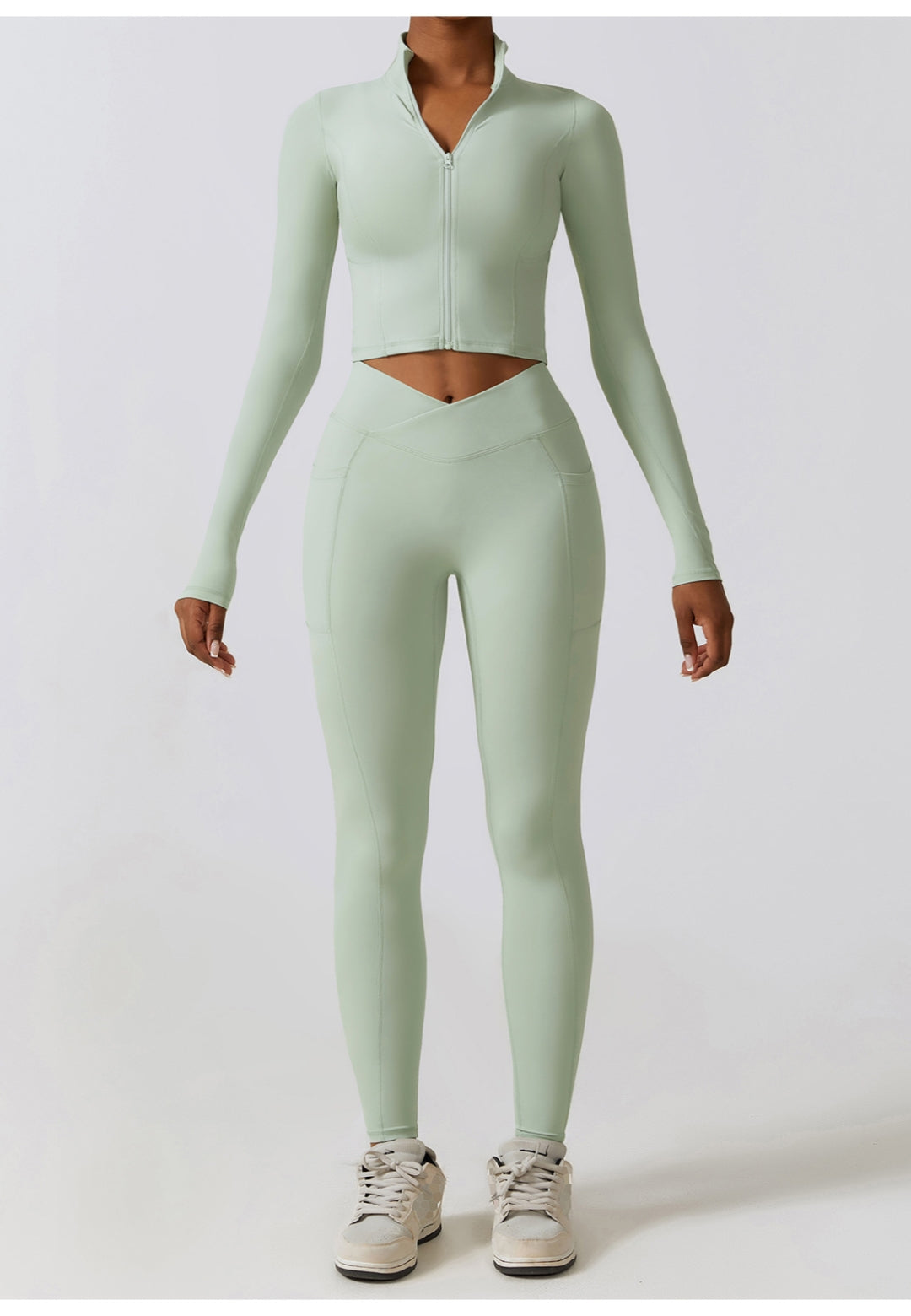 Chaqueta deportiva con cuello alto y cremallera