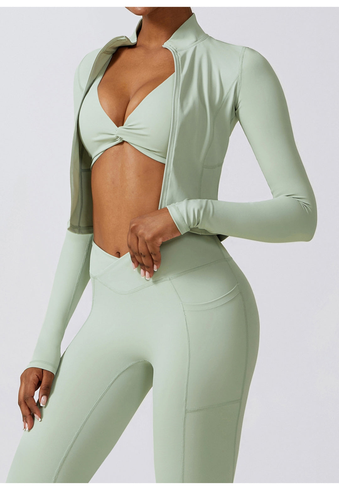 Chaqueta deportiva con cuello alto y cremallera