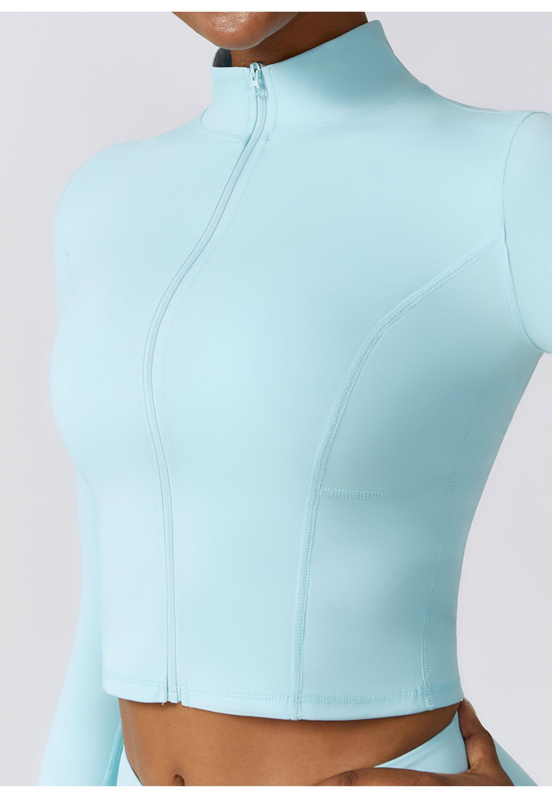 Chaqueta deportiva con cuello alto y cremallera