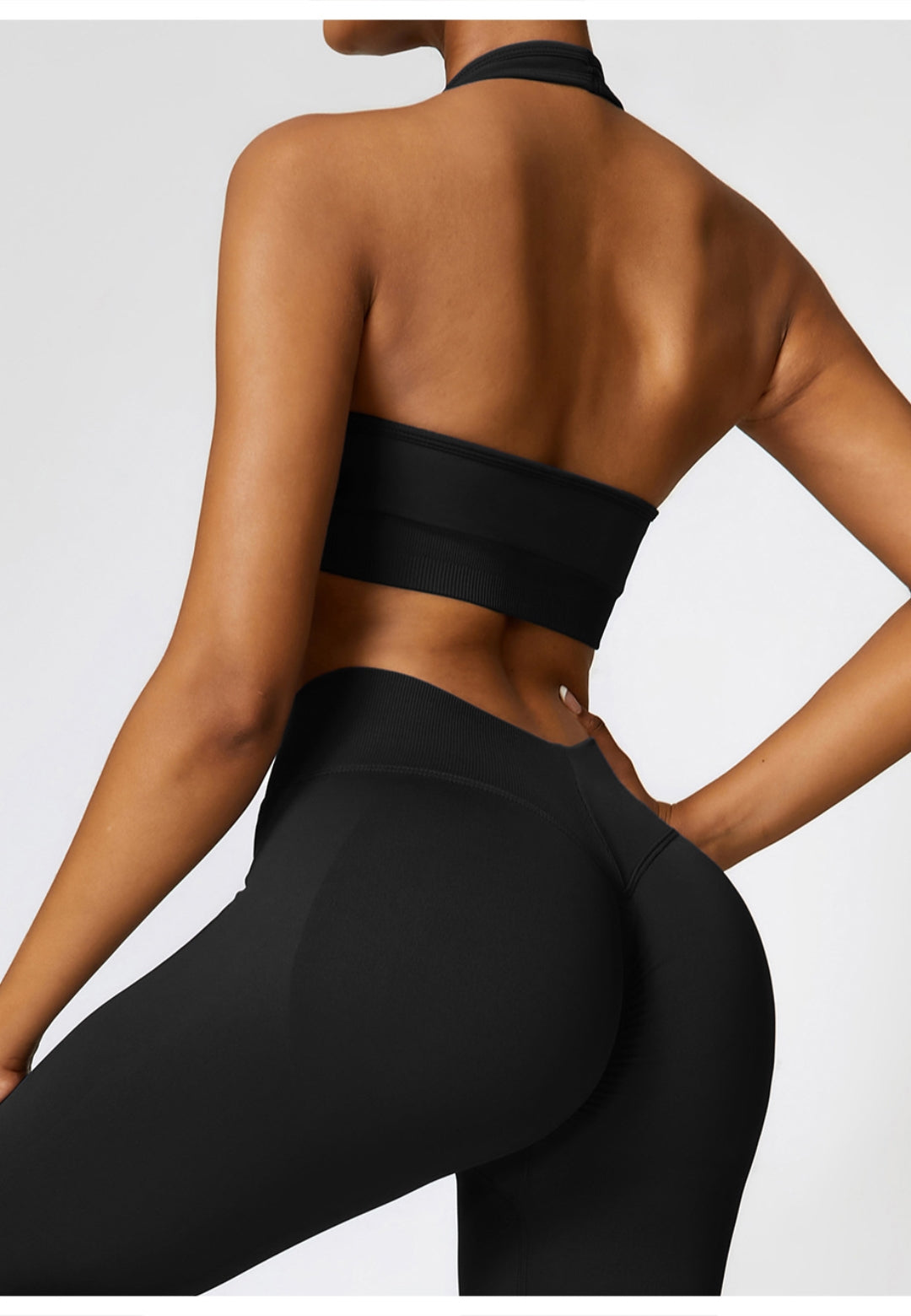 Sujetador deportivo con escote halter pronunciado