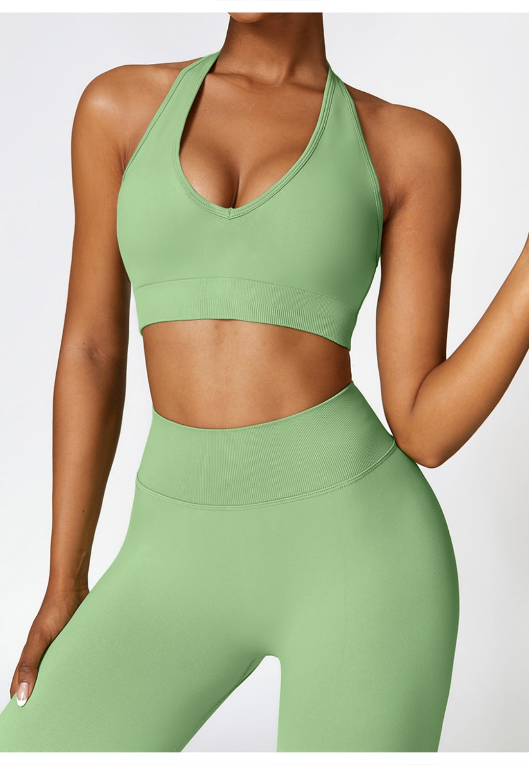 Sujetador deportivo con escote halter pronunciado