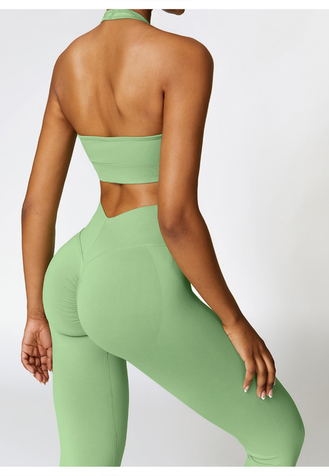 Sujetador deportivo con escote halter pronunciado