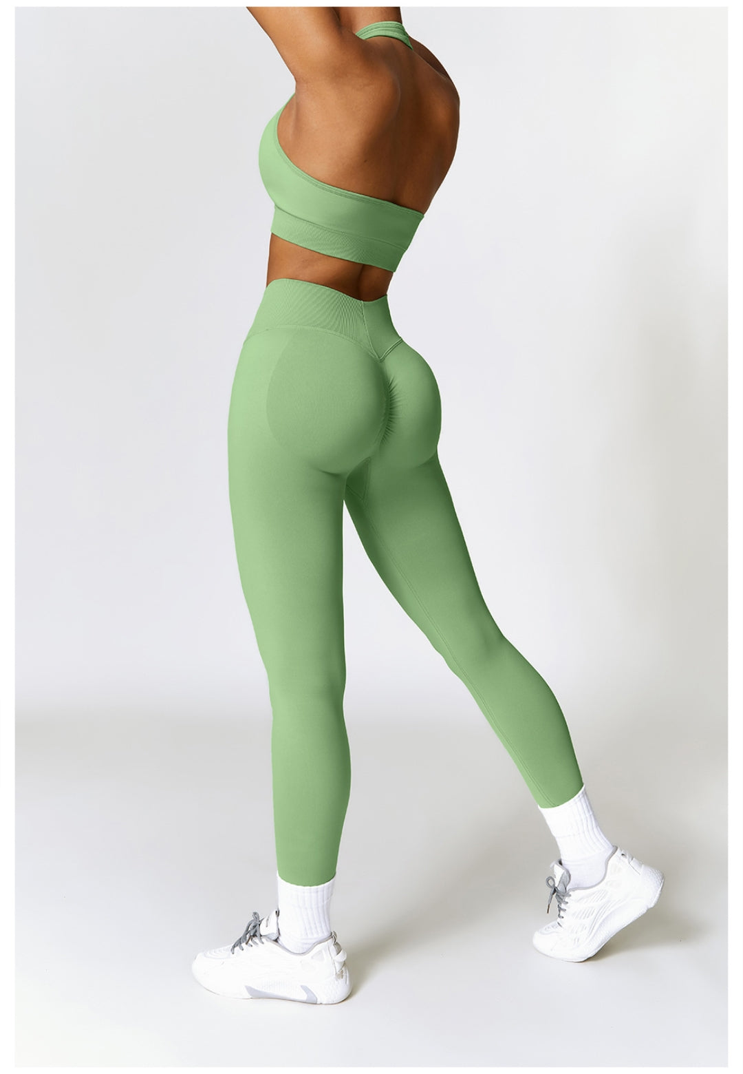 Sujetador deportivo con escote halter pronunciado