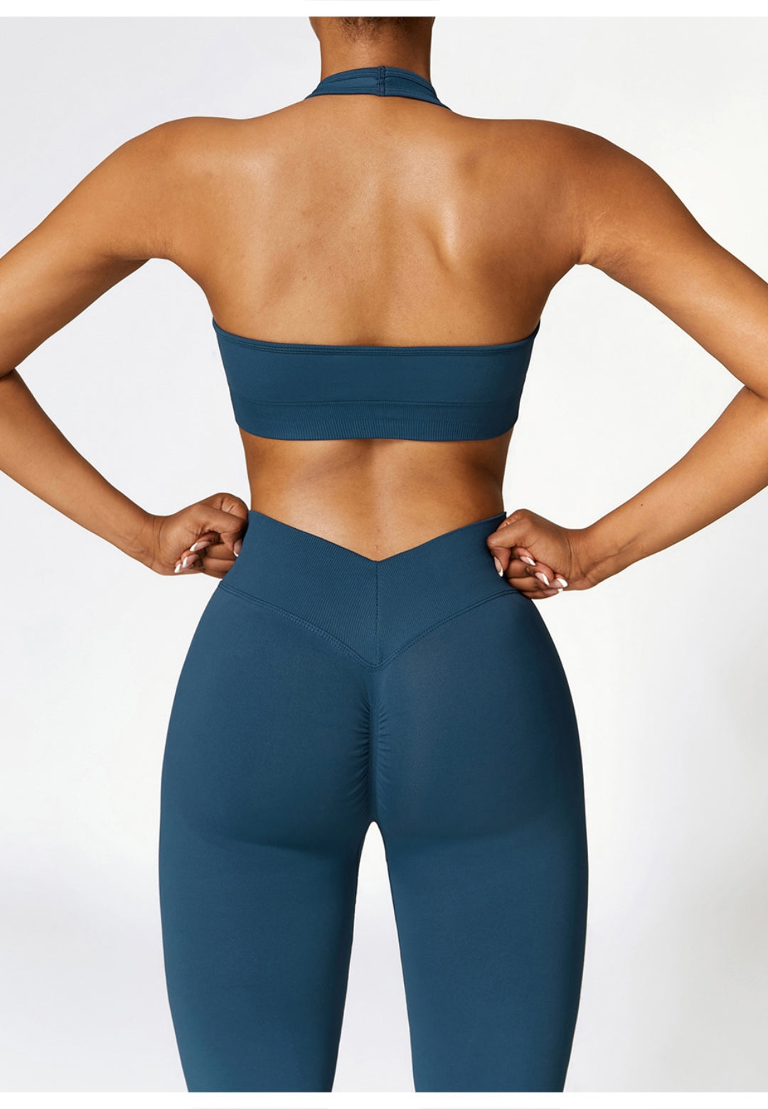 Sujetador deportivo con escote halter pronunciado