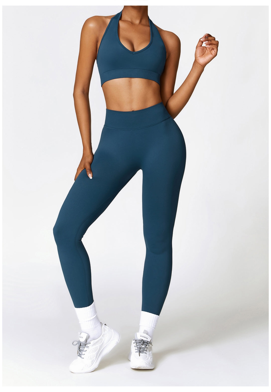 Sujetador deportivo con escote halter pronunciado