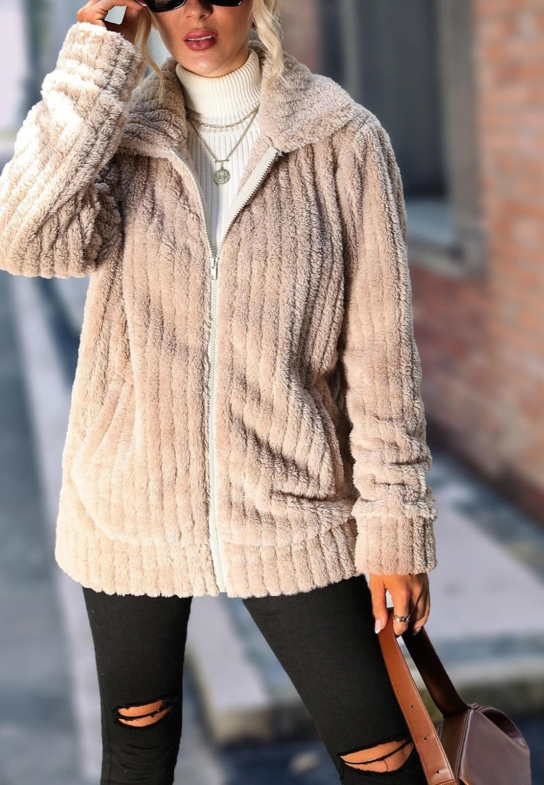 Chaqueta con cremallera y textura de peluche