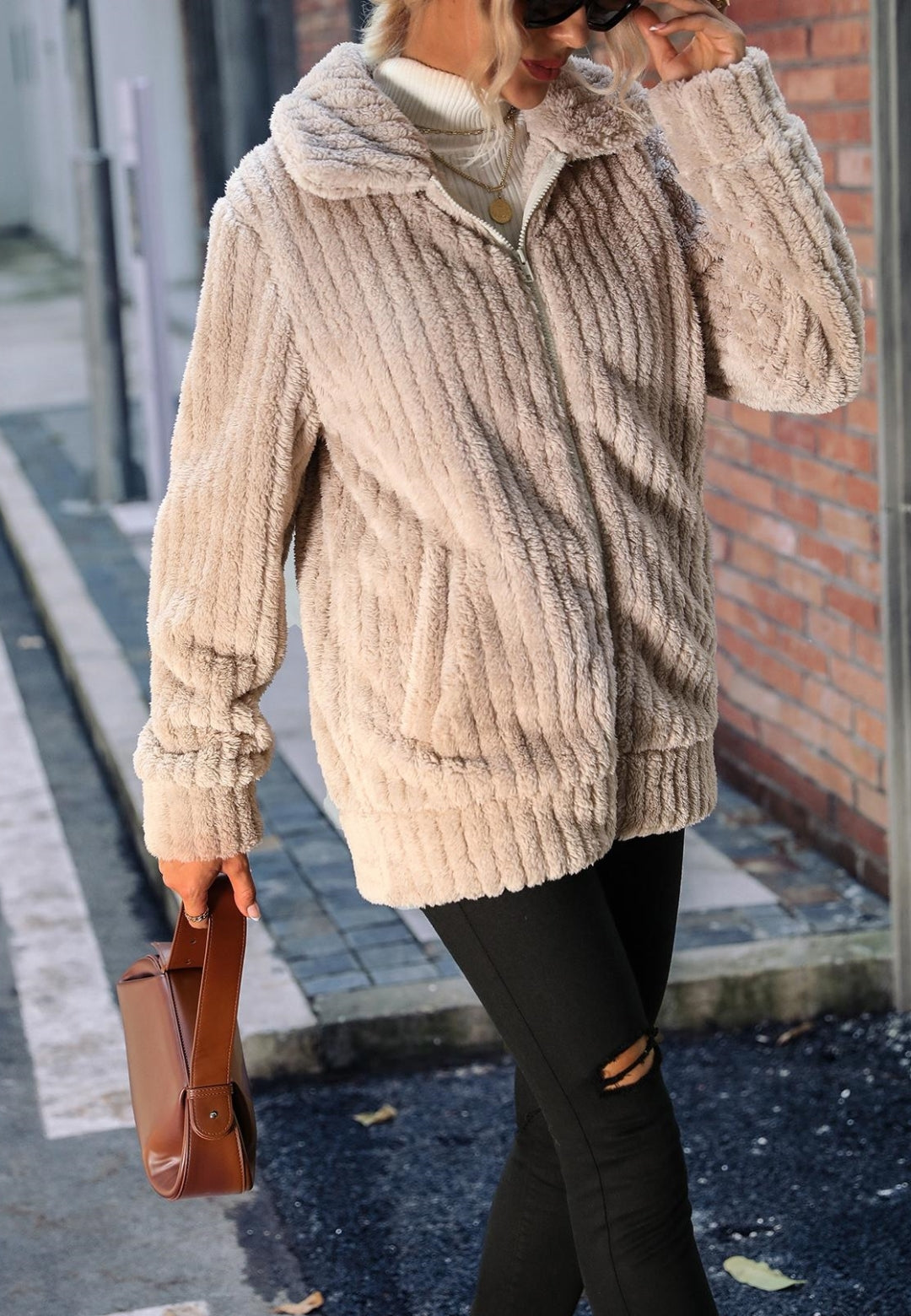 Chaqueta con cremallera y textura de peluche