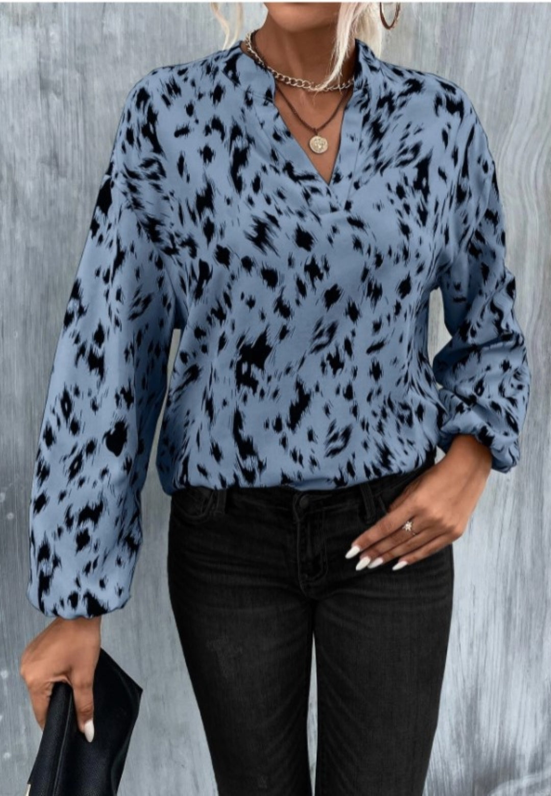 Blusa con cuello alto y estampado abstracto