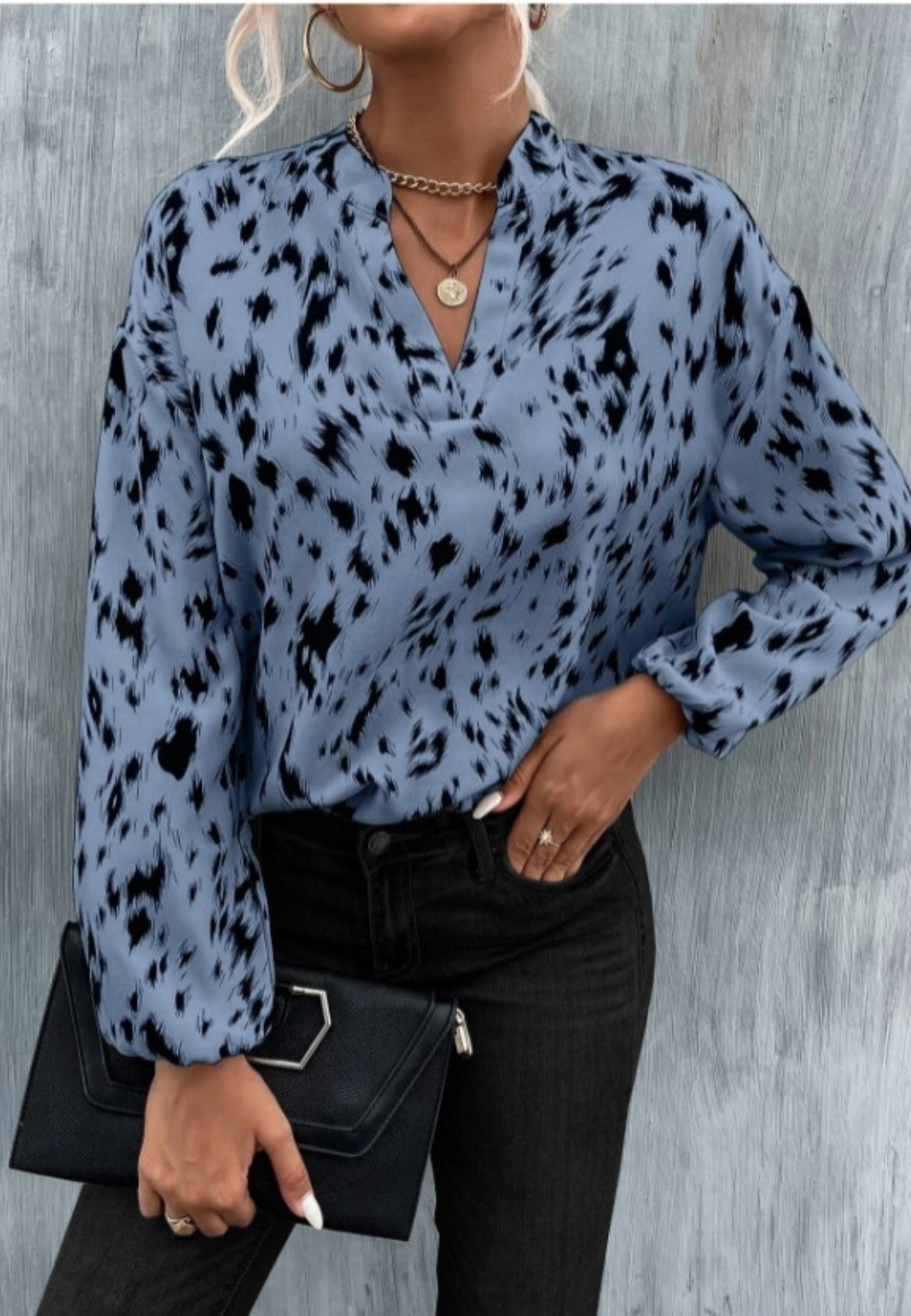 Blusa con cuello alto y estampado abstracto