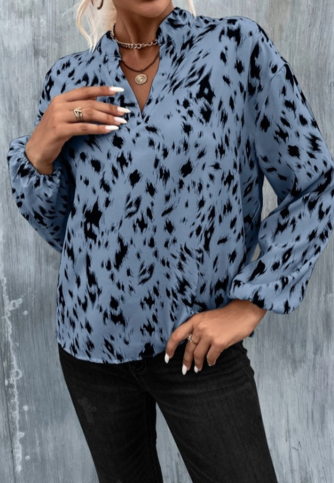 Blusa con cuello alto y estampado abstracto