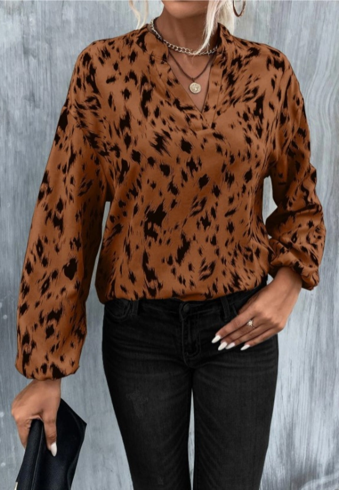 Blusa con cuello alto y estampado abstracto