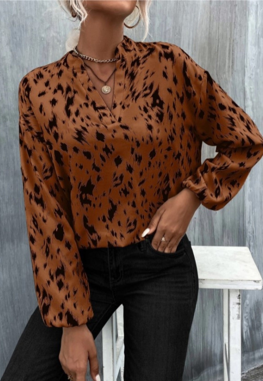 Blusa con cuello alto y estampado abstracto