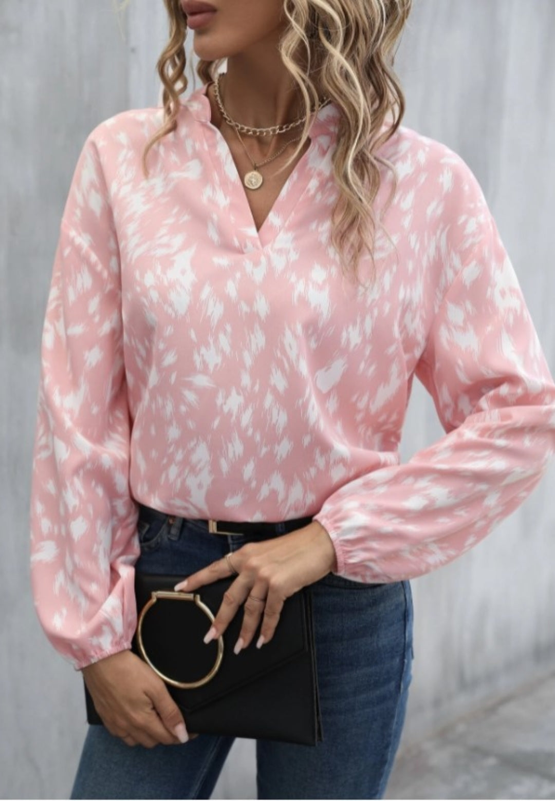 Blusa con cuello alto y estampado abstracto