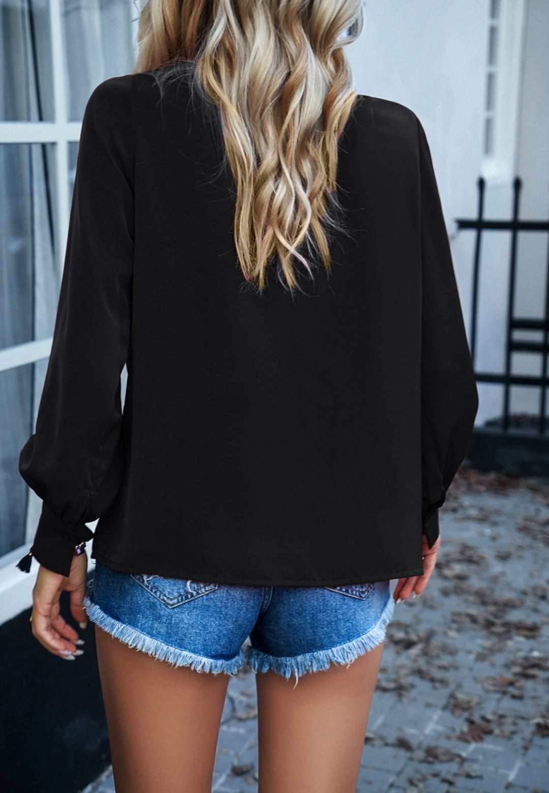 Blusa plisada con cuello redondo y volantes