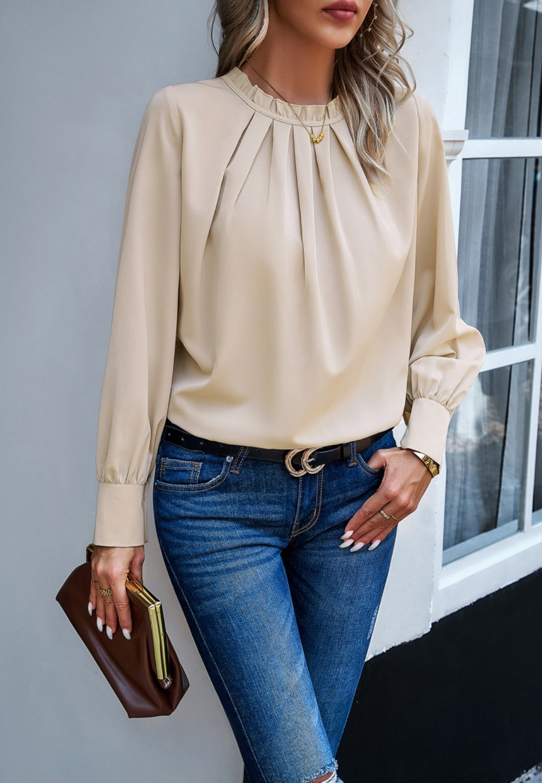 Blusa plisada con cuello redondo y volantes