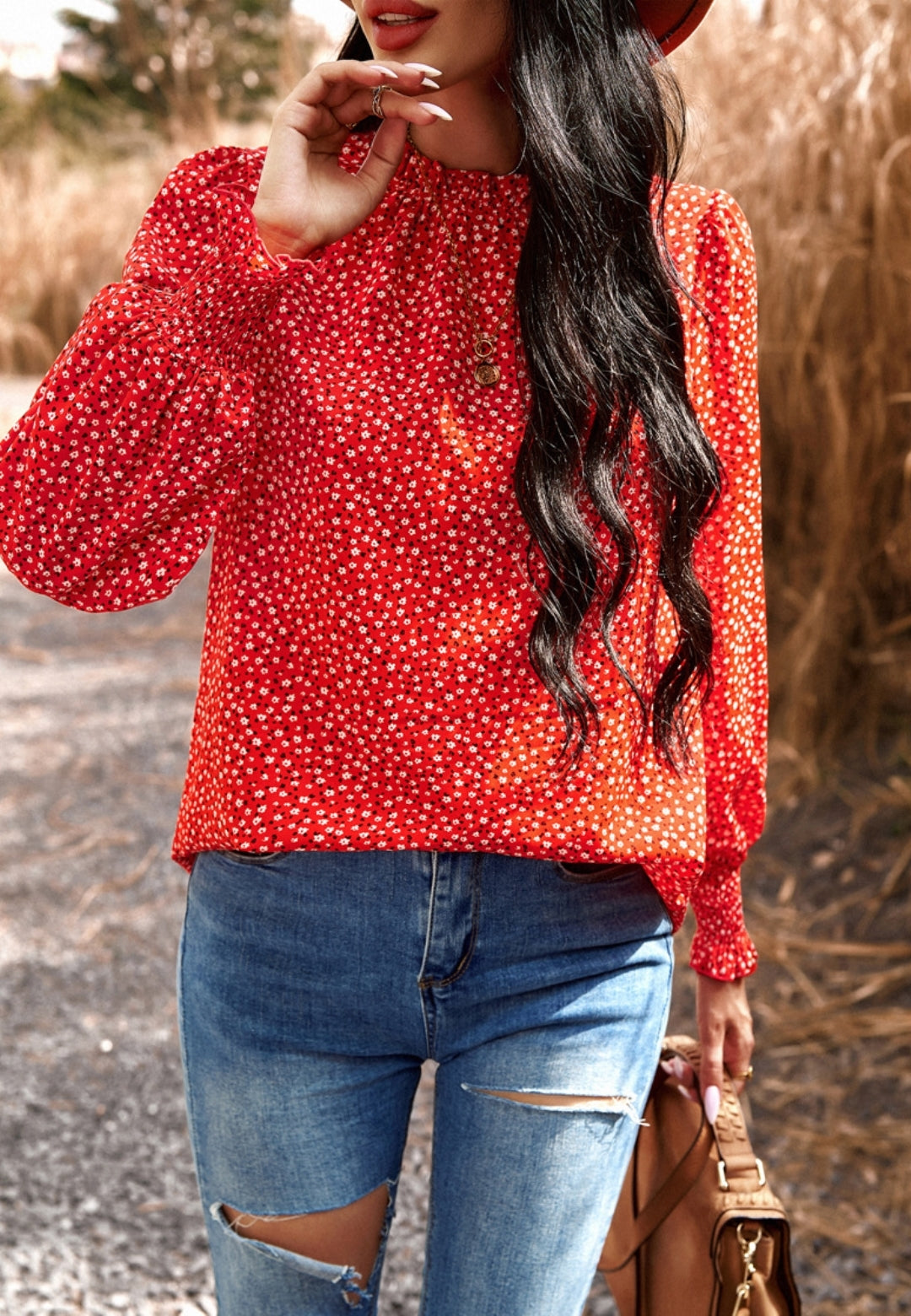 Blusa floral con cuello con volantes