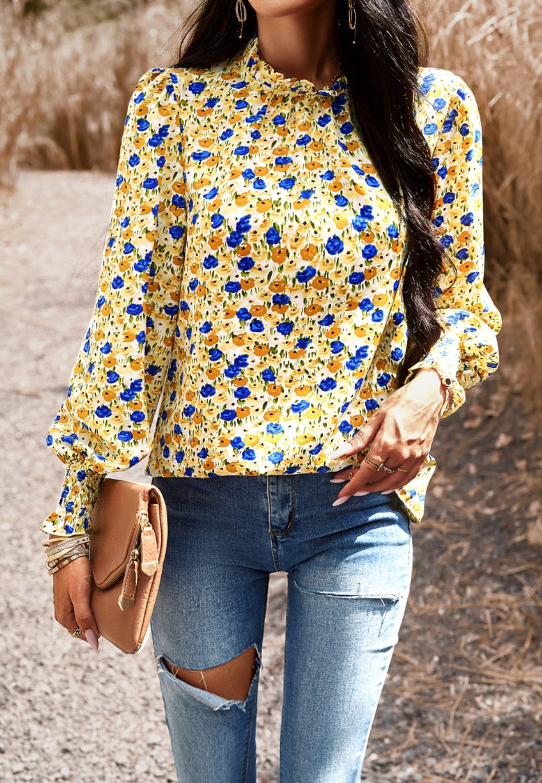 Blusa floral con cuello con volantes