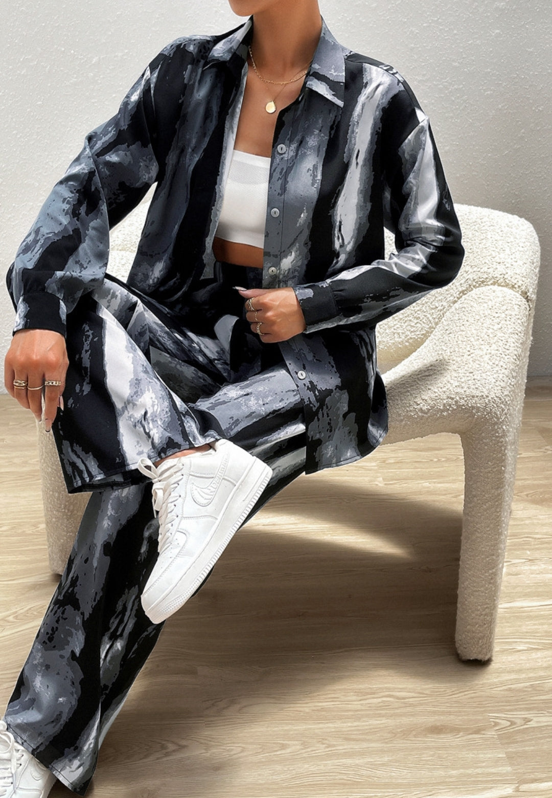 Camisa con botones y estampado abstracto