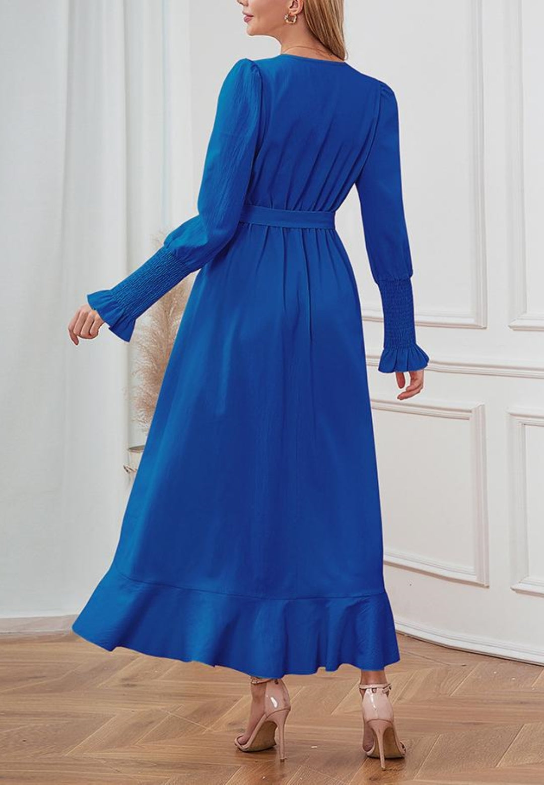 Vestido midi cruzado con dobladillo con volantes